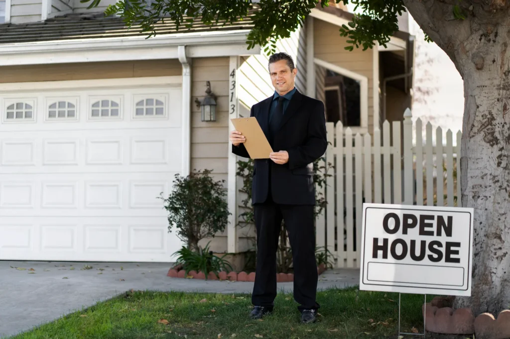 sale-agent-preparing-presenting-house